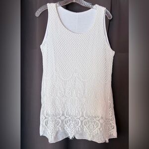 Elegant white women’s floral laced tank top,size M. PTP 18”-19”, 29” long.